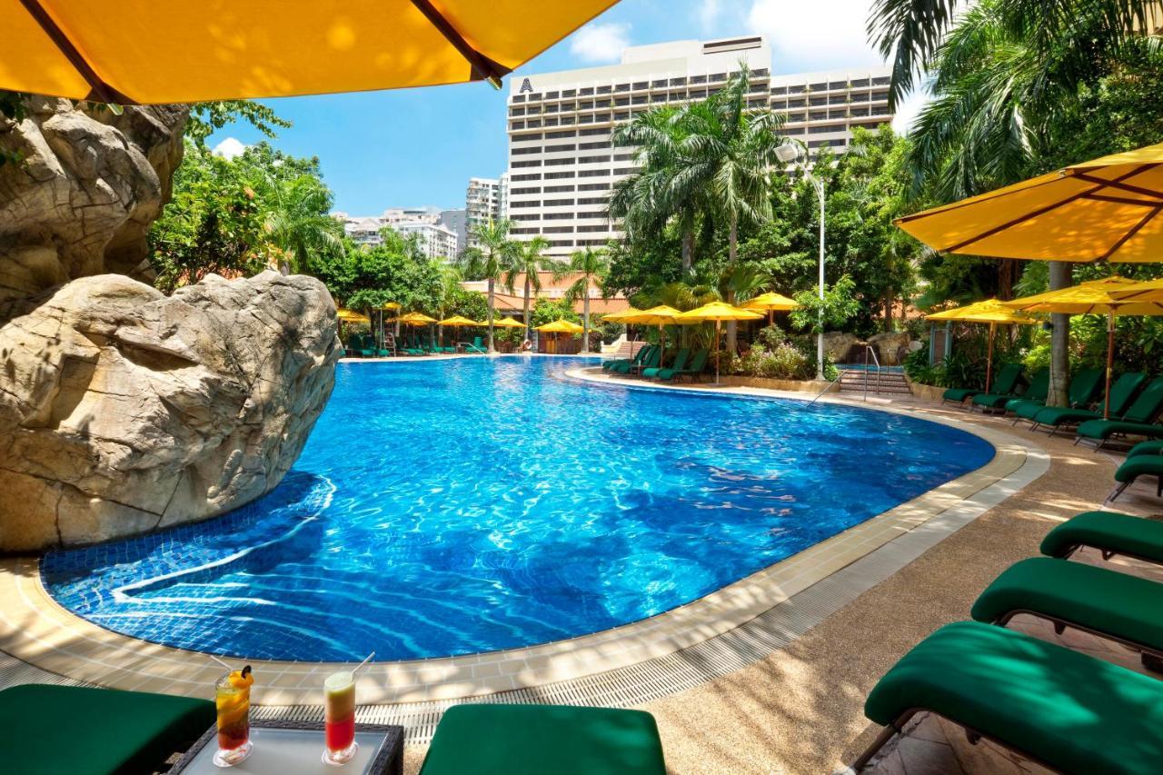 Artyzen Grand Lapa Macau Hotel Eksteriør billede The swimming pool at the Royal Garden Hotel