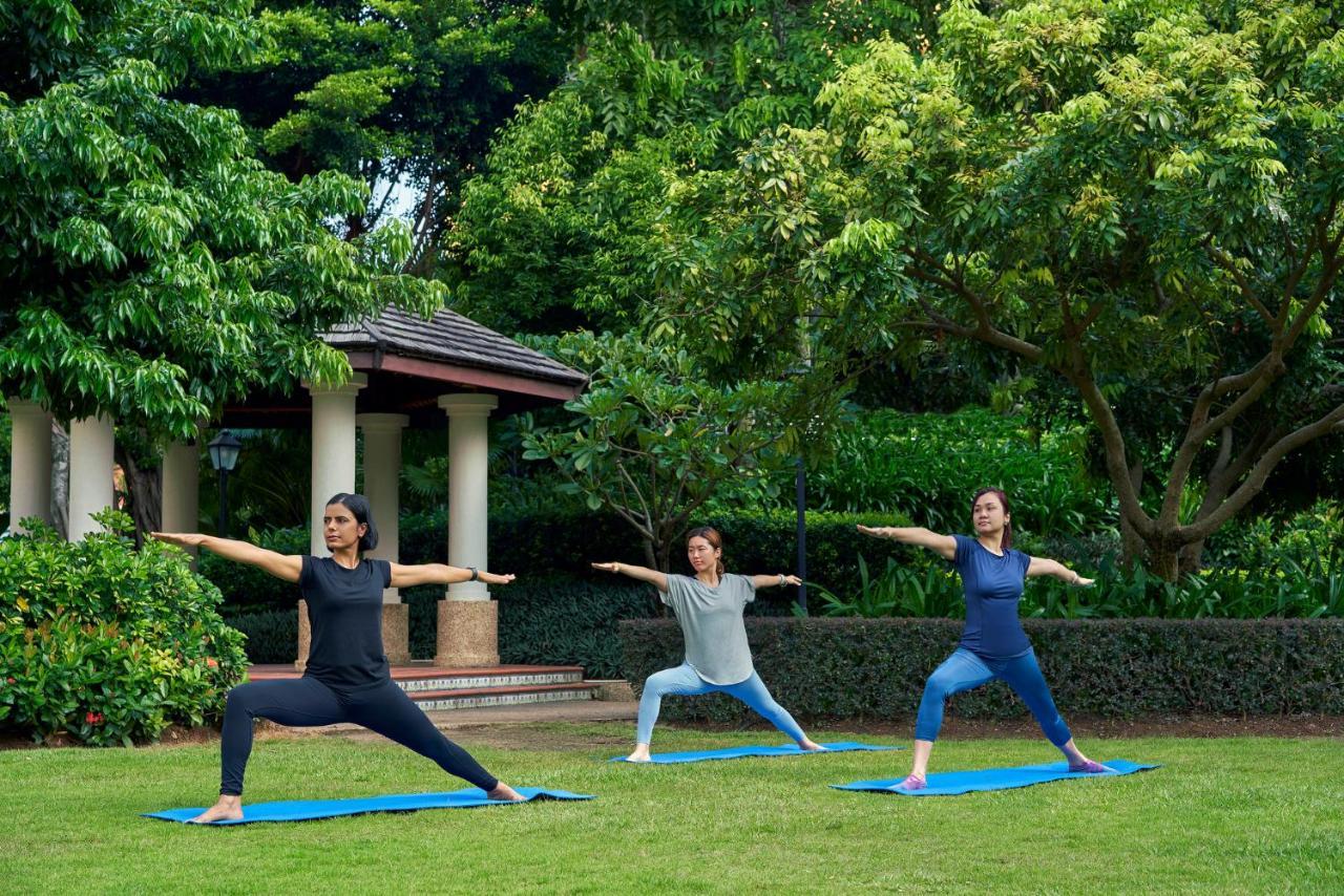 Artyzen Grand Lapa Macau Hotel Eksteriør billede Practising yoga at the garden
